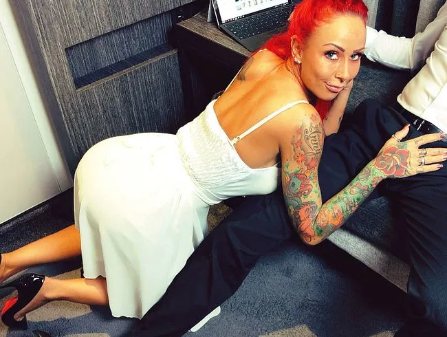 Fick mich geile Schlampe !! Gibs mir hart und dreckig ... !!