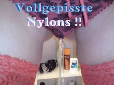 In Nylons auf den Boden gepisst