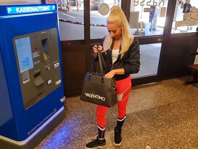 Abgefickt im Parkhaus, für ein Parkticket