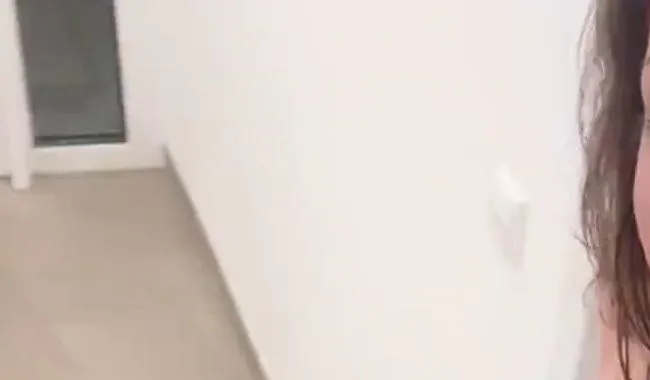 Heimlich nackt eine kleine Runde über den Balkon und den Hausflur meines Mehrfamilienhauses gedreht!