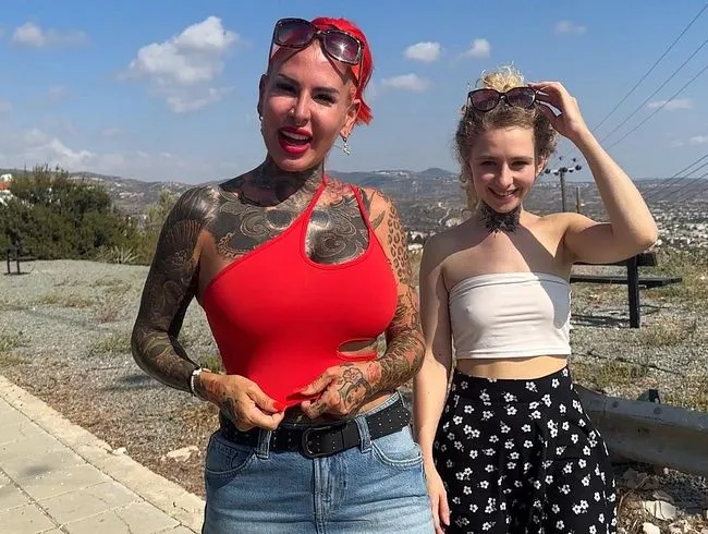 Teen vs. Milf! Wer ist schwanzgeiler? AO Pussy Test