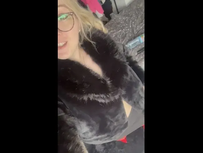 VOLL BEGLOTZT o.O in Vollpelzjäckchen und roten Halterlosen