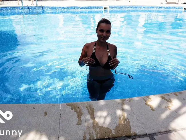 Notgeiler Teen im Pool gefickt