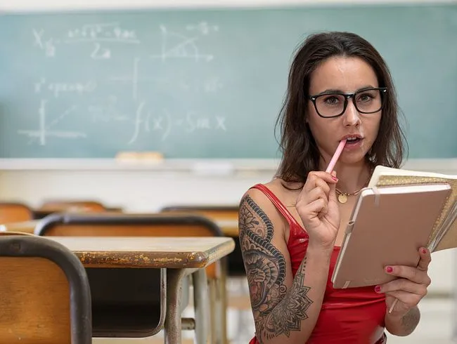 DIE TOTALE SCHWANZ-ERZIEHUNG! VON DER BERUFSCHUL-SCHLAMPE zur strengen LEHRERIN! Traust du dich?