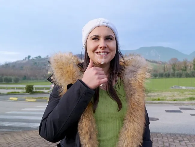 OMG! Mit dem Spermagesicht über die Raststätte. Lasse ich mich von jedem im Autobahnmotel AO ficken?