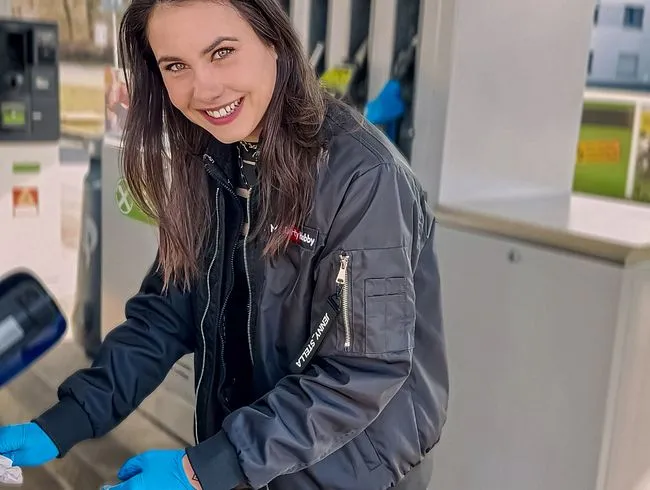 OMG! VOM TANKSTELLEN-AZUBI blank in ALLE Löcher gefickt? War der überhaupt schon reif fürs FICKEN?