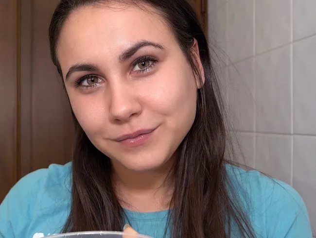 So versaut! In den Messbecher der Freundin Pipi gemacht!