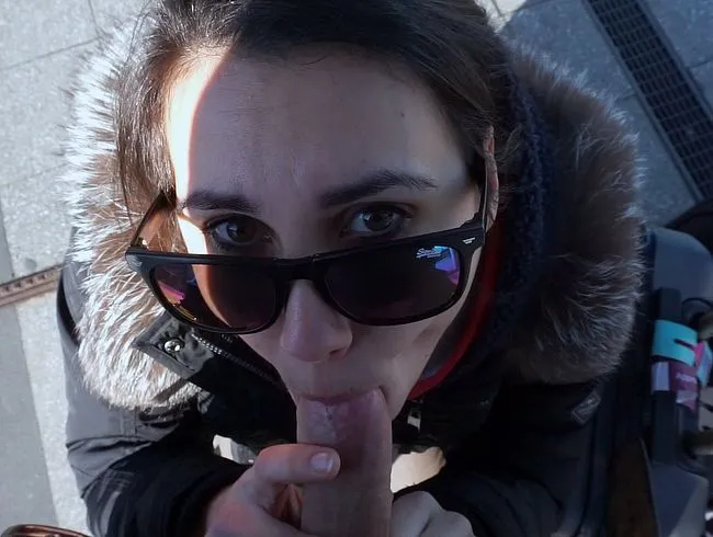 Verpatztes Spermaschlucken! Blowjob am Flughafen – Security verpatzt das Abspritzen!