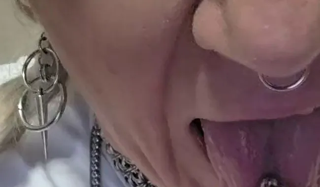 Dicke gepiercte Titten