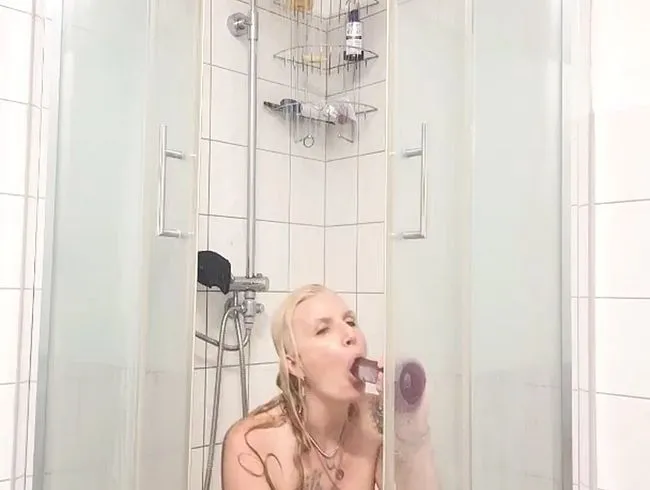 Die geile Julia masturbiert in der dusche mit einem Dildo