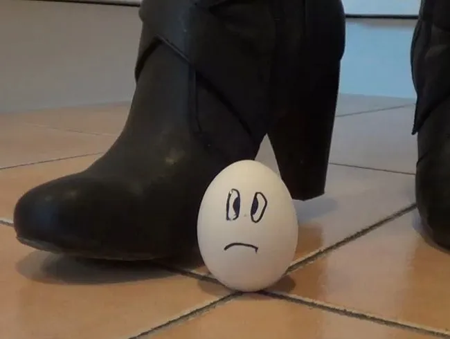 Crushing: 2 Eier werden zerquetscht (Userwunsch)