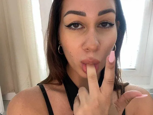 Schulmädchen Lia tut alles für eine gute Note!