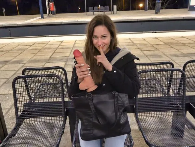 XXL Mutprobe! Riesendildo an S-Bahnhof gefickt!