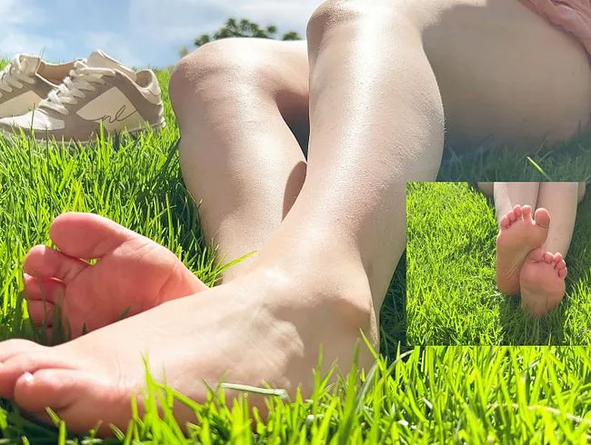 Fußmassage auf der Wiese *öffentliches Video*