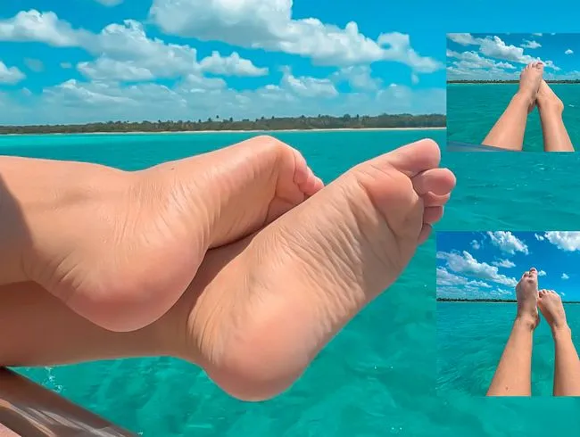 Meine süßen Füße sonnen sich im karibischen Meer