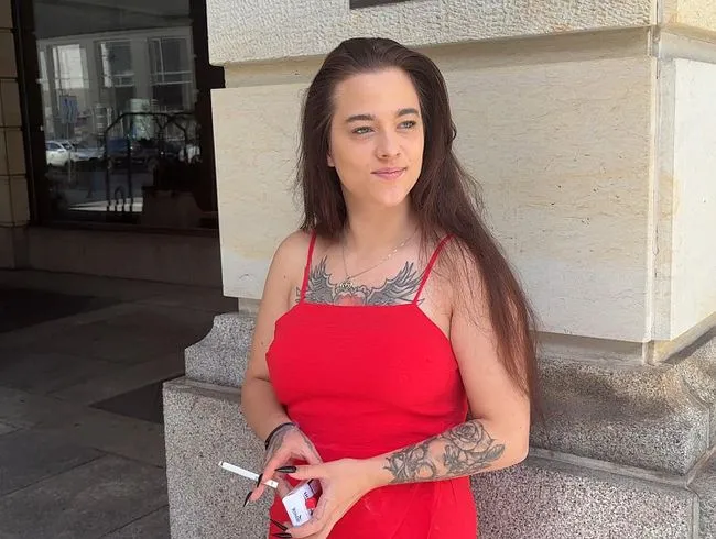 Vorm Hotel erkannt! USER spritzt mir ins Gesicht!