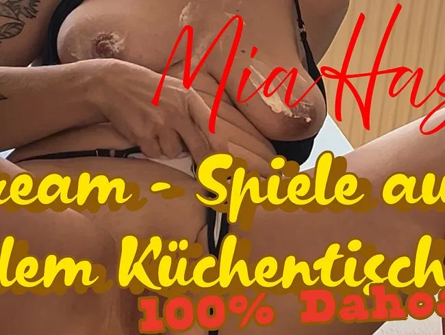Cream Spiele auf dem Küchentisch