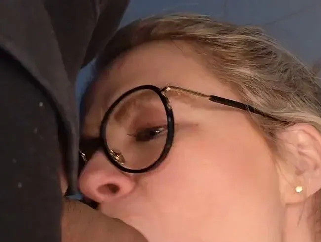 Kehlenfick Nahaufnahme einfach nur unfassbar was in mein Maul passt