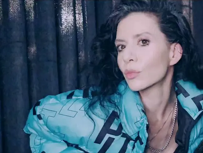 Natalie Carter 4K Explizite Bomberjacke, rasierte Muschi, Masturbation