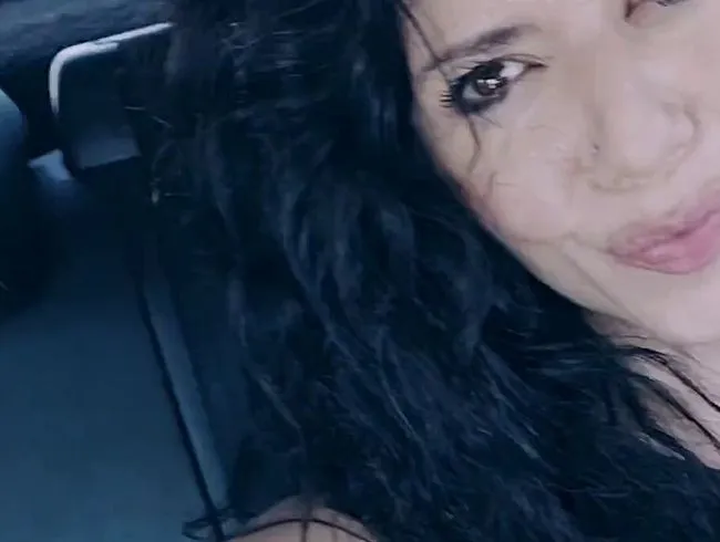 Natalie Carter denkt: „Autofahrt, explizite Masturbation, fahr mit mir.“