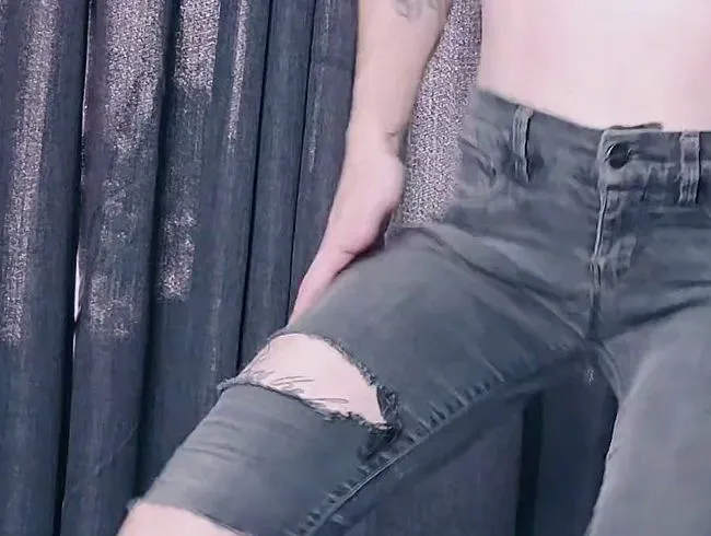 Natalie Carter, schwarze zerrissene Jeans, explizite Muschi entblößt