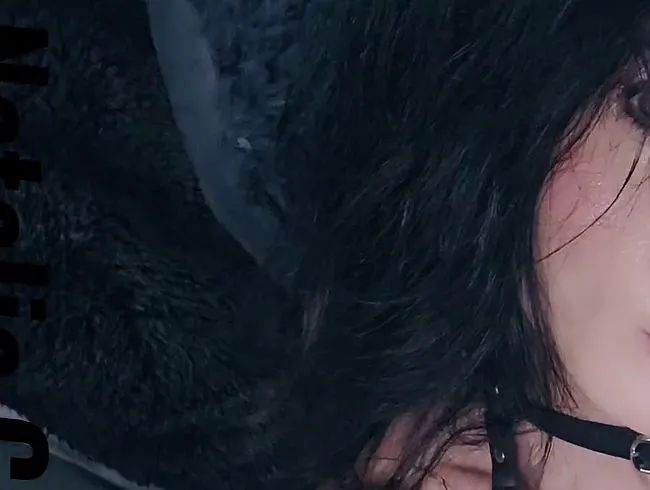 Natalie Carter wird von einer spritzenden Pussy-Sexmaschine gefickt