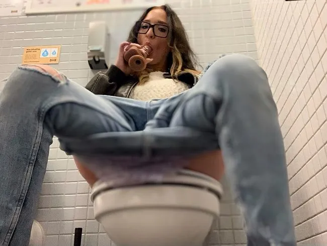 Die Pussy im Möbelhaus zum schamtzen gebracht. Würdest du mitgehen?