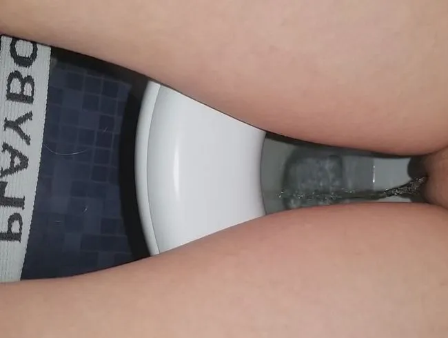 Pissen auf der Einkaufscenter Toilette (NS)