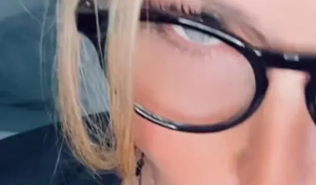 Die Sekretärin war bereit zum Diktat!