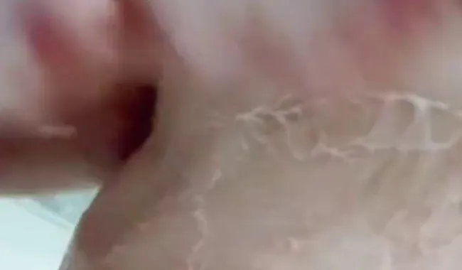 Nackte Haut, heißes Wasser und harte Knospen.....!