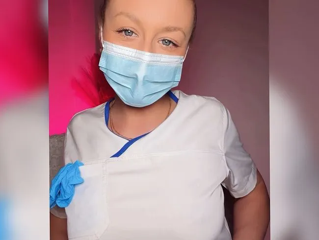 Strenge geile Latex Schlampe als Doktorin: Deine Eier werden richtig durchgeknetet